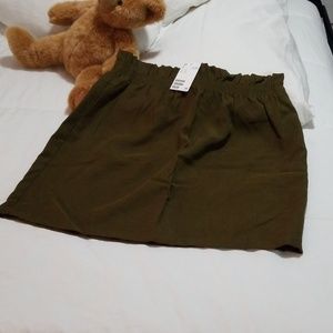 H&M olive skirt with side pockets.